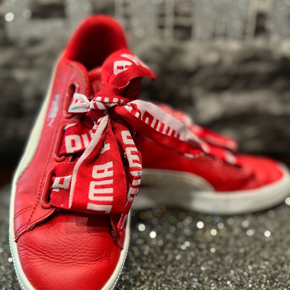 Women’s vintage Puma Basket Heart, size 6M w/oversized logo laces! Great cond.